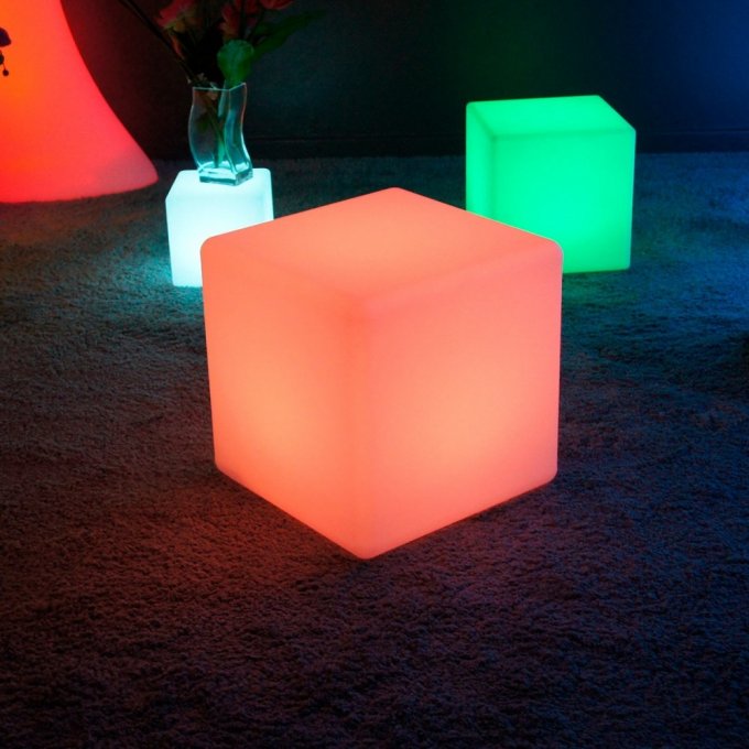 Cube LED RGB sur batterie 40x40cm