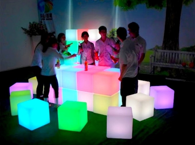 Cube LED RGB sur batterie 40x40cm