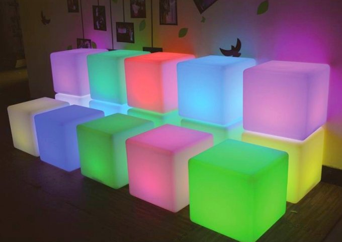 Cube LED RGB sur batterie 40x40cm