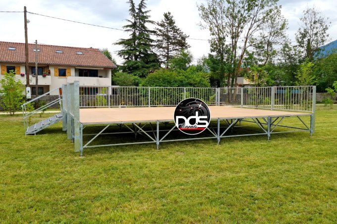 Scène à hauteur réglable, composable au m², montage et démontage compris