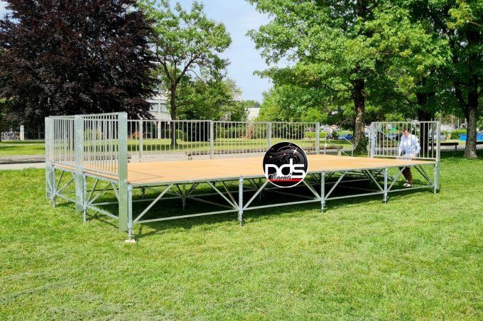 Scène à hauteur réglable, composable au m², montage et démontage compris