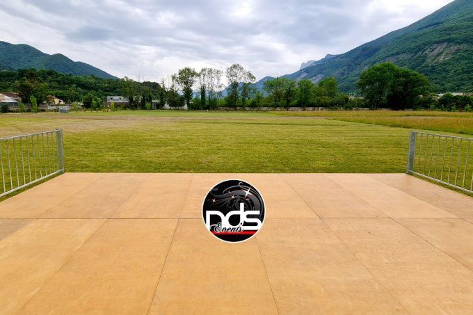 Scène à hauteur réglable, composable au m², montage et démontage compris
